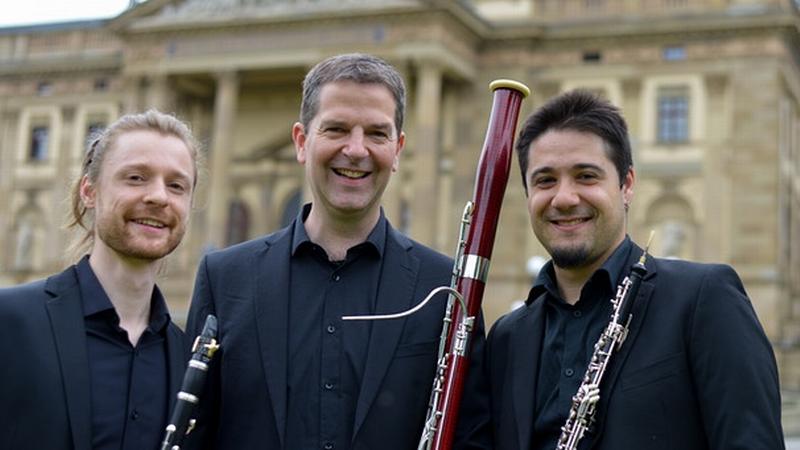 Innenhof: Bläsertrio Drei Lilien: Werke von Schulhoff, Berio, Hippe u.a.